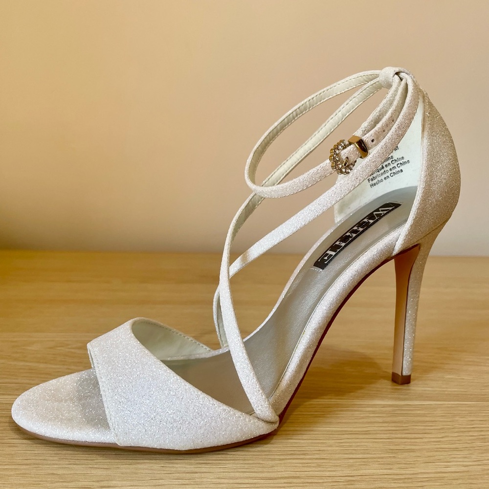 👰‍♀️WHITE WEDDING HEELS…WHITE by VERA WANG…Sz 9…IN BOX…👰‍♀️Preloved…